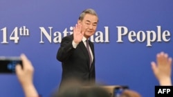 正在北京举行的中国全国人大会议星期五举行外交主题记者会，中国外交部长王毅在离开记者会时挥手致意。（2025年3月7日）