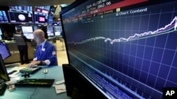 资料- 纽约证交所交易厅显示的2009年以来标普500种股票指数走向 （2018年8月22日）