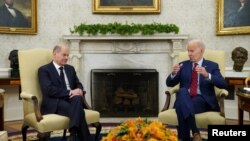 Američki predsednik Džo Bajden i nemački kancelar Olaf Šolc na početku sastanka u Beloj kući (Foto: REUTERS/Kevin Lamarque)