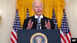 Predsednik SAD Džo Bajden priča o Avganistanu u Beloj kući, 16. avgusta 2021. (Foto: AP/Evan Vucci) 