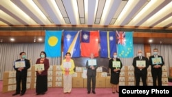 资料照:台湾外交部官员与马绍尔群岛、帕劳、图瓦卢及瑙鲁驻台大使2020年4月15日在台湾捐赠医疗物资仪式上合影 (台湾外交部网站)