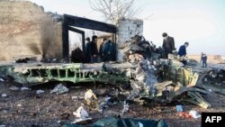 Kepingan pesawat jet penumpang Boeing Ukraina yang jatuh dekat bandara Imam Khomeini, Teheran, Iran, 8 Januari 2020. (Foto: dok).