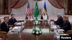 2025년 3월 11일 사우디아라비아 제다에서 마르코 루비오 미국 국무장관(좌측에서 두 번째)과 안드리 예르막 우크라이나 대통령 비서실장(우측에서 첫 번째)이 만나 회담을 갖고 있다.