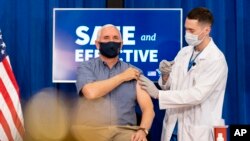 Wapres AS Mike Pence disuntik vaksin Covid-19 produksi Pfizer-BioNTech di Gedung Eisenhower, kompleks Gedung Putih, Washington, D.C., 19 Desember 2020.