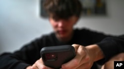 한 청소년이 스마트폰을 사용하고 있다. (자료사진)