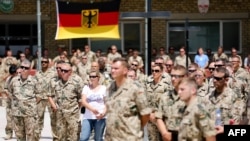 រូបឯកសារ៖ ទាហាន​នៃ​កងកម្លាំង​ប្រដាប់​អាវុធ​អាល្លឺម៉ង់ Bundeswehr ស្តាប់​សុន្ទរកថា​របស់​អធិការបតី​អាល្លឺម៉ង់​ដែល​ធ្វើ​ទស្សនកិច្ច​នៅ​មូលដ្ឋាន​ទ័ព Bundeswehr ក្នុង​ប្រទេស​អាហ្វហ្គានីស្ថាន កាលពី​ថ្ងៃទី១០ ខែឧសភា ឆ្នាំ២០១៣។