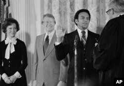 Andrew Young polaže zakletvu kao ambasador SAD u Ujedinjenim nacijama, u prisustvu Jimmyja Cartera, 31. januara 1977. u Washingtonu.