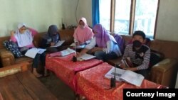 Kegiatan belajar para siswa SD Negeri 1 Ngadirojo, Gladasari, Boyolali menyimak pelajaran dari guru lewat handy-talkie (HT) (foto: courtesy). 