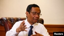 Menteri Koordinator Politk, Hukum, dan Keamanan Mohammad Mahfud MD dalam sebuah wawancara di Jakarta, 26 Desember 2019. (Foto: Reuters)