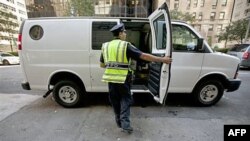 Cảnh sát kiểm soát xe trên đường phố New York