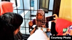 Baiq Nuril Maknun di dalam ruang tahanan Pengadilan Negeri Mataram, NTB. (Courtesy: Tim kuasa hukum)