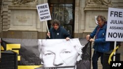 维基解密创始人朱利安·阿桑奇（Julian Assange）的支持者们2024年4月10日在英国伦敦示威。（法新社）