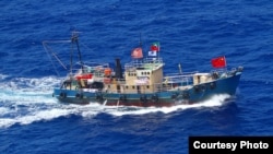 在钓鱼岛附近海域航行的香港保钓船“启丰2号” (日本海上保安厅)