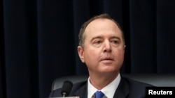 资料照：美国众议院情报委员会主席谢安达（Adam Schiff，又译亚当·希夫）在众议院情报委员会的一次听证会上听取发言。(2019年3月28日)