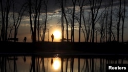 人们在美国宾夕法尼亚州伊利市的普雷斯克岛国家公园里欣赏日落。（2016年4月13日）