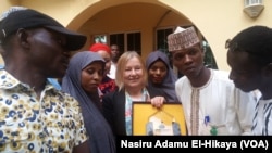 Amanda Bennet da wasu masu sauraren Sashen Hausa a Abuja