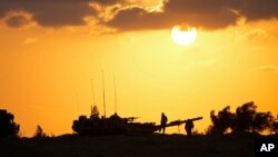 Izraelski vojnici na tenku kod Gaze (Foto: AP/Ohad Zwigenberg)