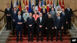Presiden Ukraina Volodymyr Zelenskyy (kedua dari kanan depan) hadir dalam KTT para pemimpin Eropa untuk membahas Ukraina, di Lancaster House, London, Minggu 2 Maret 2025. 