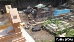 Sekelompok anak merusak belasan makam Kristen di Solo. Polisi masih menyelidiki dugaan doktrin intoleransi pada anak-anak yang berujung pada tindakan intoleran ini. (Foto: VOA/Yudha)