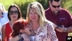 Para orang tua siswa SMA Marjory Stoneman Douglas di Florida menunggu berita tentang penembakan di sekolah tersebut, Rabu, 14 Februari 2018.