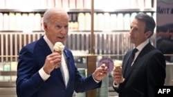 美国总统拜登2024年2月26日在光顾纽约市一家冰激淋店时回答了记者有关以哈停火谈判的提问。（法新社）