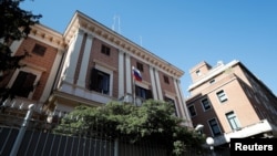 រូបឯកសារ៖ ទិដ្ឋភាពមើលពីខាងក្រៅនៃស្ថានទូតរុស្ស៊ីប្រចាំប្រទេសអ៊ីតាលី ក្នុងទីក្រុងរ៉ូម កាលពីថ្ងៃទី ៣១ ខែមីនា ឆ្នាំ ២០២១។