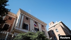 Bendera Rusia berkibar di depan Kedutaan Besar Rusia di Roma, Italia (foto: ilustrasi). 