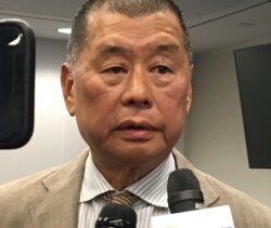Caption: Jimmy Lai talks to reporters in Washington, July 2019. (Natalie Liu/VOA)