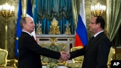 俄罗斯总统普京与法国总统奥朗德(资料照片)