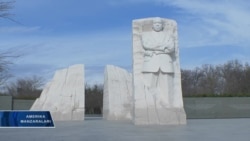 Martin Lyuter King yodgorligi oldida