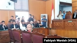 Ratna Sarumpaet, terdakwa kasus dugaan penyebaran berita bohong atau hoaks, menghadiri sidang perdana di Pengadilan Negeri Jakarta Selatan, Kamis, 28 Februari 2019. (Foto: Fathiyah Wardah/VOA)
