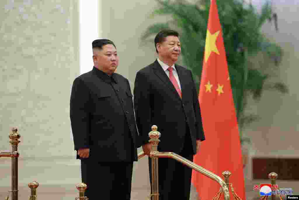 中国国家主席习近平在北京与朝鲜领导人金正恩见面(2019年1月10日朝鲜朝中社发布)。 据信,北京邀请金正恩访华与他可能即将与美国总统特朗普举行第二次峰会有关,目的是与平壤协调立场与谈判策略,而金正恩希望借与习近平会谈提升自己与特朗普谈判的筹码。