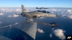 Jet tempur FA-50PH Angkatan Udara Filipina, melakukan patroli udara bersama AS di Batanes dan wilayah di Laut Filipina Barat pada Selasa, 21 November 2023. (Foto: via AP)