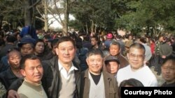 贵州维权人士在人民广场，陈西为右二穿白衣者