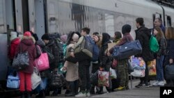 Warga Ukraina bergegas meninggalkan wilayah Donetsk di Ukraina timur dengan kereta api dari Kramatorsk menuju ibu kota Kyiv, ketika militer Rusia memulai serangan di Ukraina timur, Kamis (24/2).