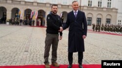 Predsednik Poljske Andžej Duda rukuje se sa predsdnikom Ukrajine Volodimirom Zelenskim, u Vašavi, Poljska, 5. aprila 2023.