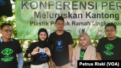 Koalisi Pemantau Plastik Ramah Lingkungan Indonesia, menawarkan penggunaan plastik ramah lingkungan yang mudah terurai sebagai alternatif pengganti plastik konvensional (Foto:VOA/Petrus Riski)