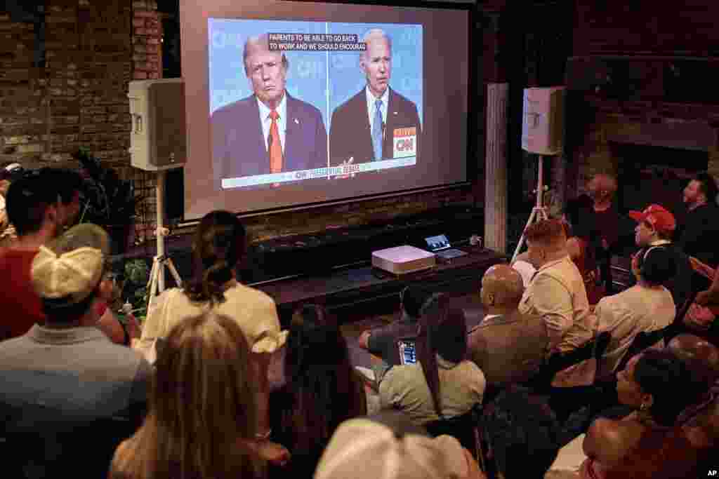 អ្នកគាំទ្រ​លោក Trump ស្តាប់ការ​ជជែក​ដេញ​ដោល​គ្នា​នៅ​ក្នុង​ទីក្រុង​ញ៉ូវយ៉កកាលពីថ្ងៃទី​២៧ មិថុនា ឆ្នាំ​២០២៤។ (AP Photo/Andres Kudacki)