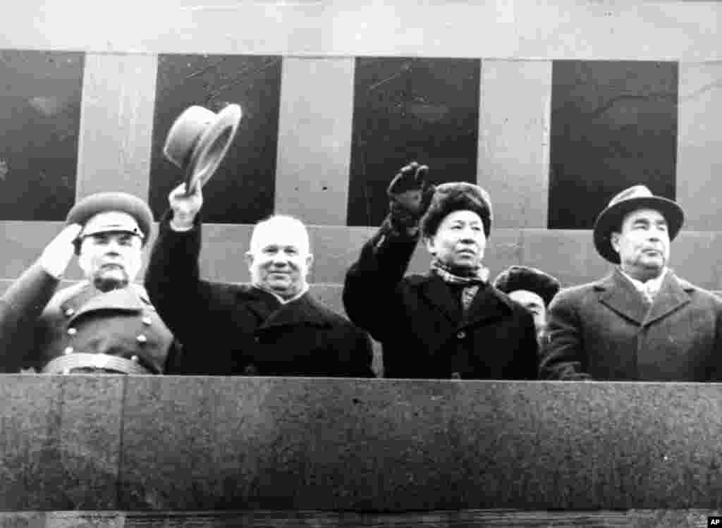 1960年11月7日,中国主席刘少奇和苏联共产党第一书记兼部长会议主席赫鲁晓夫(左起第二人)、苏联最高苏维埃主席团主席勃列日涅夫(右)和国防部长马利诺夫斯基在莫斯科红场。后来苏联改革家赫鲁晓夫被勃列日涅夫等人发动政变赶下台。在文革中, 刘少奇被称作中国的赫鲁晓夫。