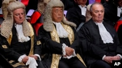 资料图： 澳大利亚籍的香港终审法院海外非常任法官施觉民（James Spigelman，右）2020年1月13日在香港出席一场活动。他同年9月2日因担心港版国安法问题而辞职。 （美联社）