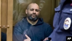 ARHIVA - Sergej Hadžikurbanov, optuženi za ubistvo novinarke Ane Politkovskaje, u sudnici u Moskvi (Foto: AP Photo/Pavel Golovkin)