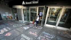 Poruke zahvalnosti ispisane su na trotoaru ispred bolnice Maunt Sajnaj na Menhetnu.