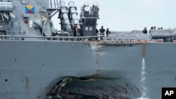 麦凯恩号导弹驱逐舰在同一艘商船相撞后驶向新加坡的樟宜基地，战舰明显出现损坏（资料图片）