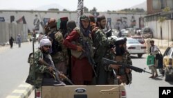Talibanski borci patroliraju Kabulom 19. avgusta 2021. (Foto: AP)