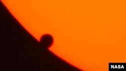 Planet Venus akan tampak seperti titik kecil berwarna hitam di depan matahari seperti terlihat pada peristiwa tahun 2004 (foto: dok).