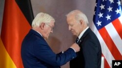 Nemački predsednik Frank-Valter Štajnajer dodeljuje predsedniku Džou Bajdenu Orden zasluga "Veliki krst", najviše nemačko odlikovanje, u Berlinu, 18. oktobra 2024.