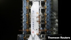 Arhiva: Raketa Dugi marš 5Y, koja prenosi Čang-5 mesečevu sondu, snimljena pre poletanja u Venčang centru za svemirska lansiranja, u Venčangu, Kina.