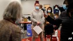 资料照片：人们在马萨诸塞州的伍切斯特的一处移动疫苗接种站点排队等待接种辉瑞新冠疫苗加强针。 (2021年12月2日)