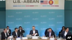 Presiden Barack Obama (tengah) membuka catatannya sebelum mulai memberikan sambutan dalam KTT AS-ASEAN di gedung pertemuan Annenberg, Sunnylands, Rancho Mirage, California (15/2). 