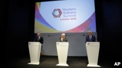 Nemački ministar za evropu Mihael Rot, levo, govori dok britanski ministar za Evropu i Ameriku, Alen Dankan (centar) i poljski ministar spoljnih poslova, Jacek Czaputovic slušaju, tokom konferencije za štampu na Samitu Zapadnog Balkana u Londonu, 9. jula 2018.